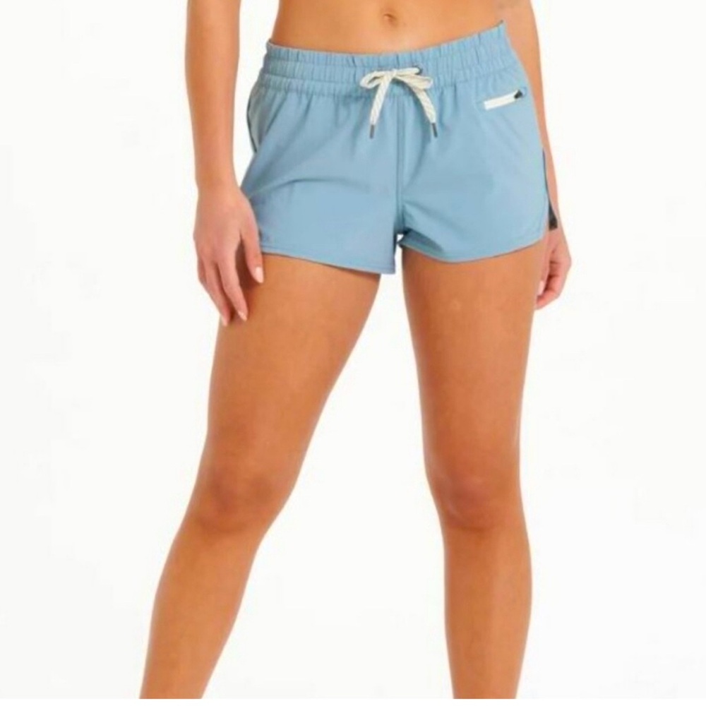 Vuori Clementine Performance Shorts 2.0 - Light Cloud Blue